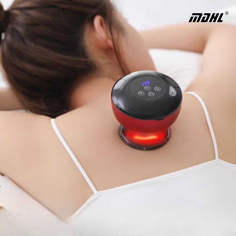 سيدة تستخدم جهاز MDHL K105 على الكتف